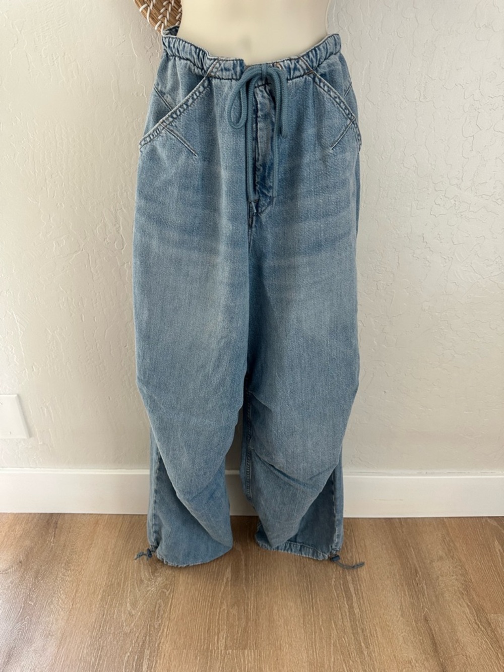 Good American Lite Linen Denim Parachute Pants. Size 4/27